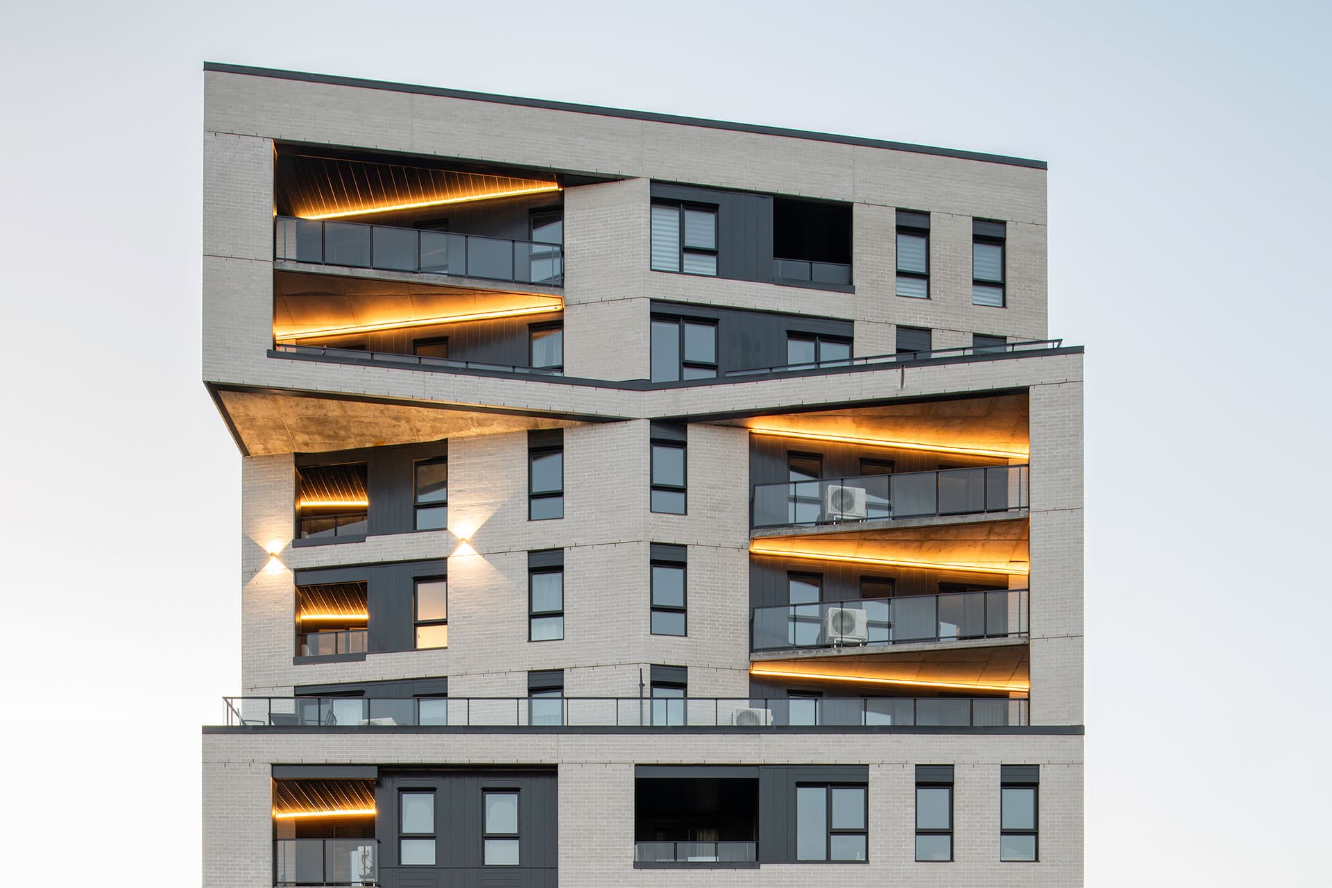 Le Solaris : nouveau bâtiment résidentiel à haute densité réalisé par Syscomax. Le Solaris : new residential high density building built by Syscomax.